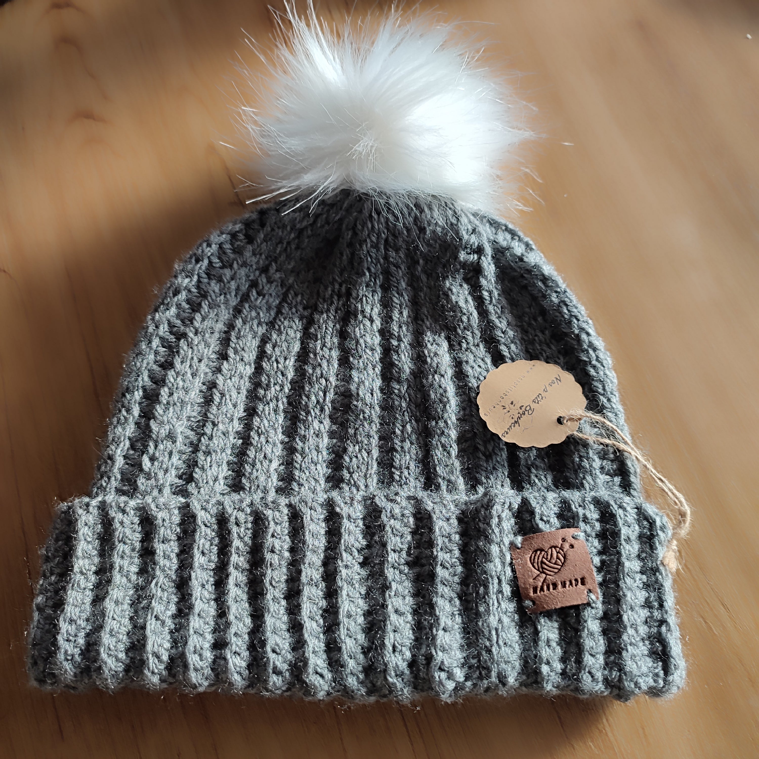 Bonnet en maille côtelé avec pompon amovible