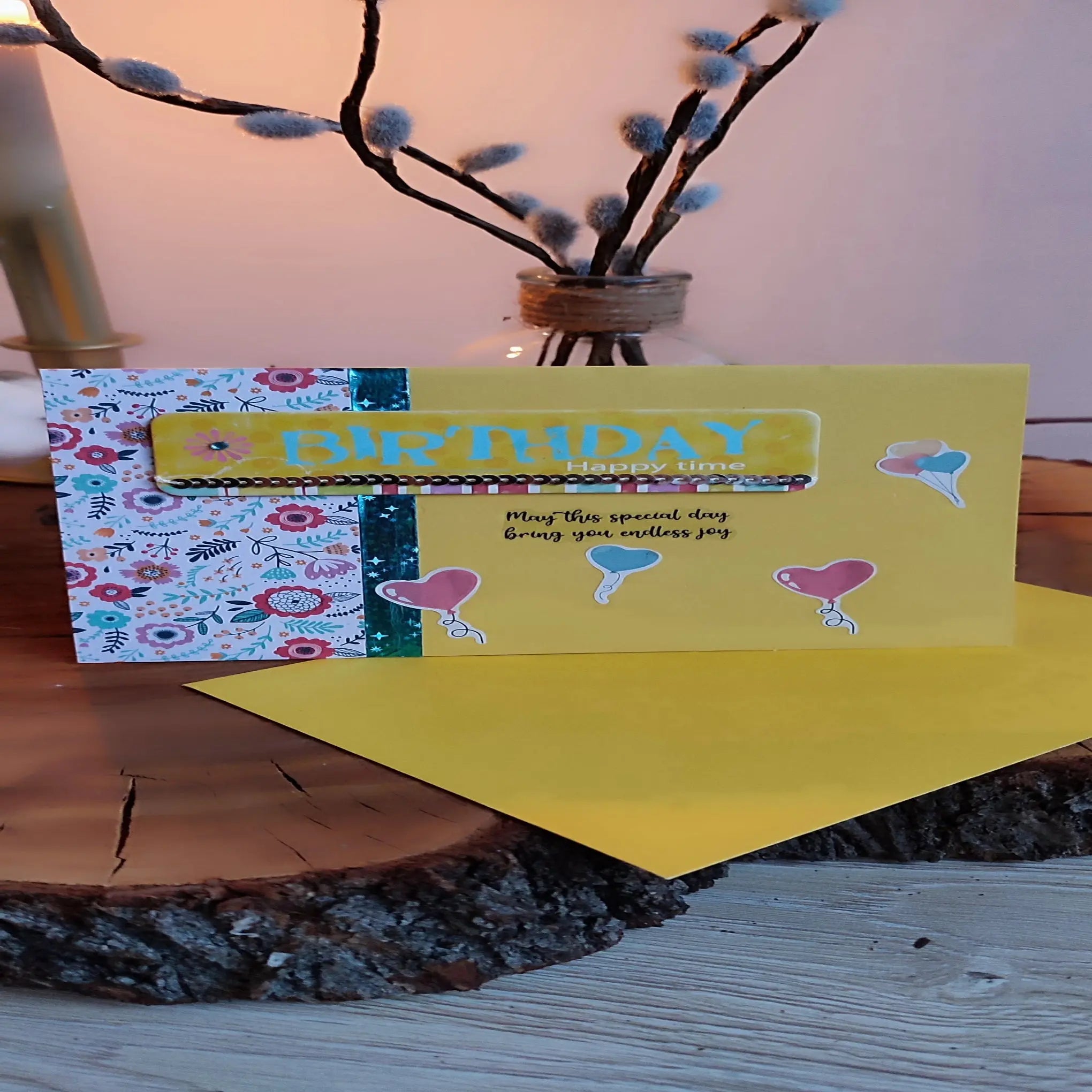 Carte d’anniversaire colorée – Jaune & motifs fleuris Nos p'tits Bonheurs