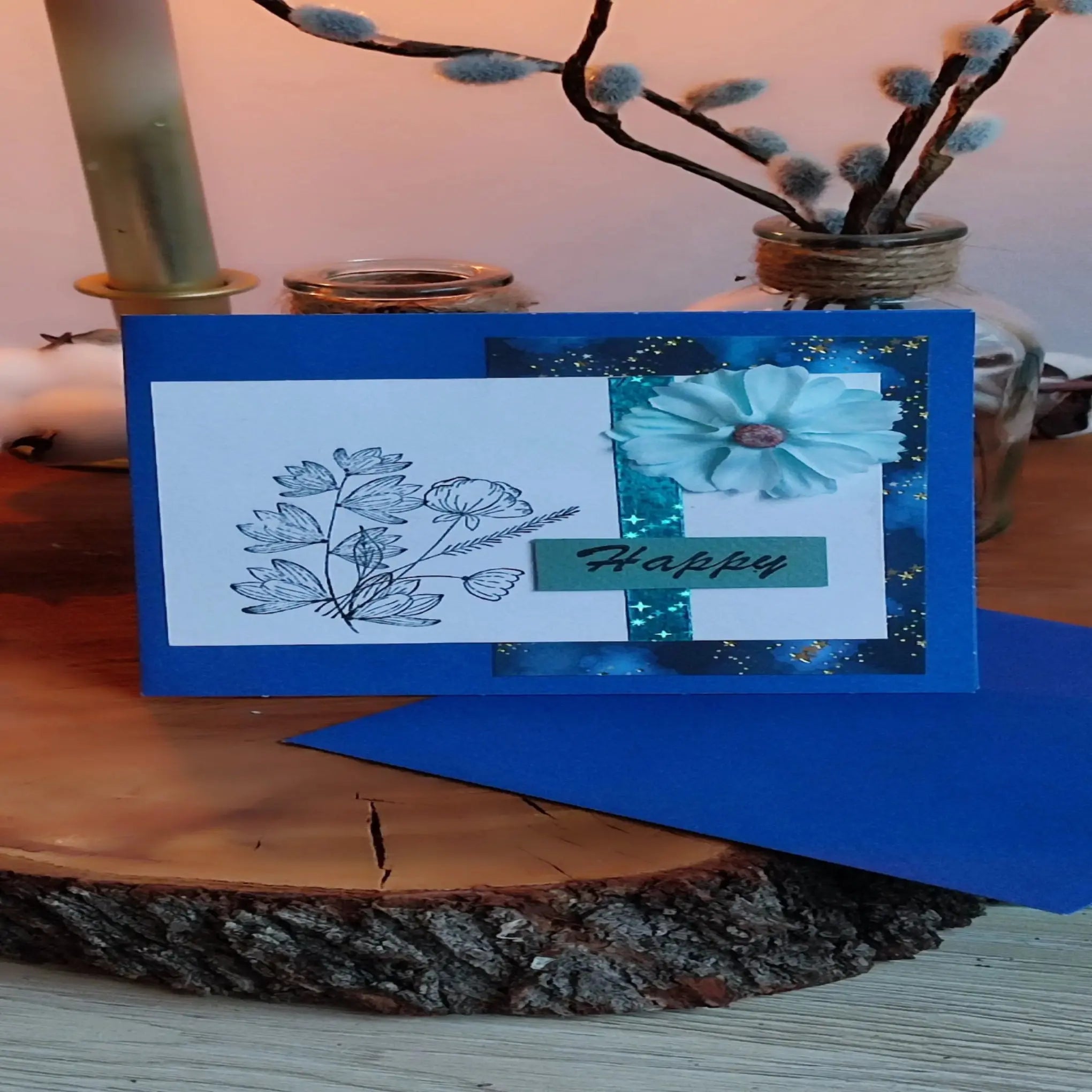 Carte artisanale “Happy” – Bleu & fleur décorative (Copie) Nos p'tits Bonheurs
