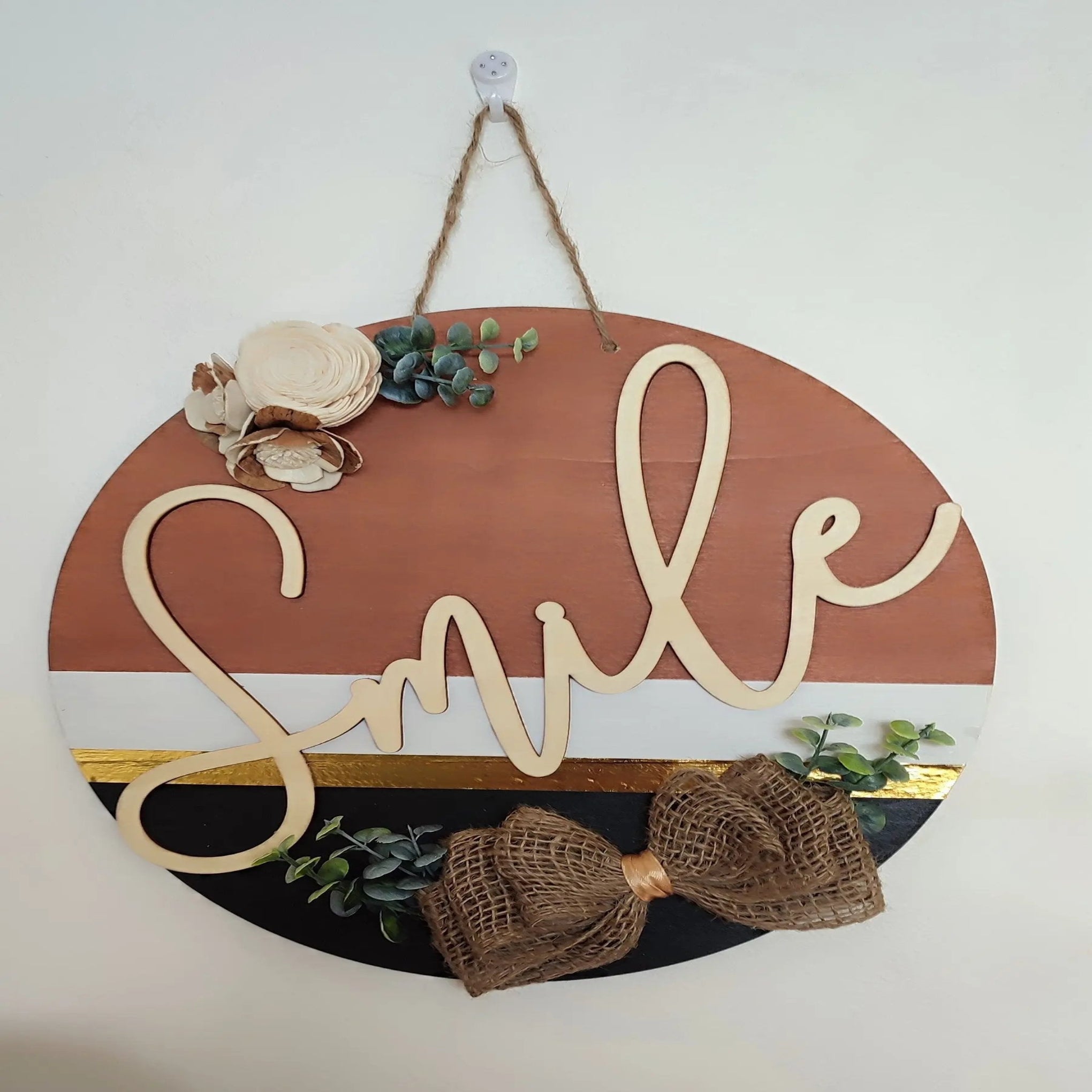 Décoration murale en bois “Smile” avec fleurs et nœud en jute – Nos p’tits Bonheurs