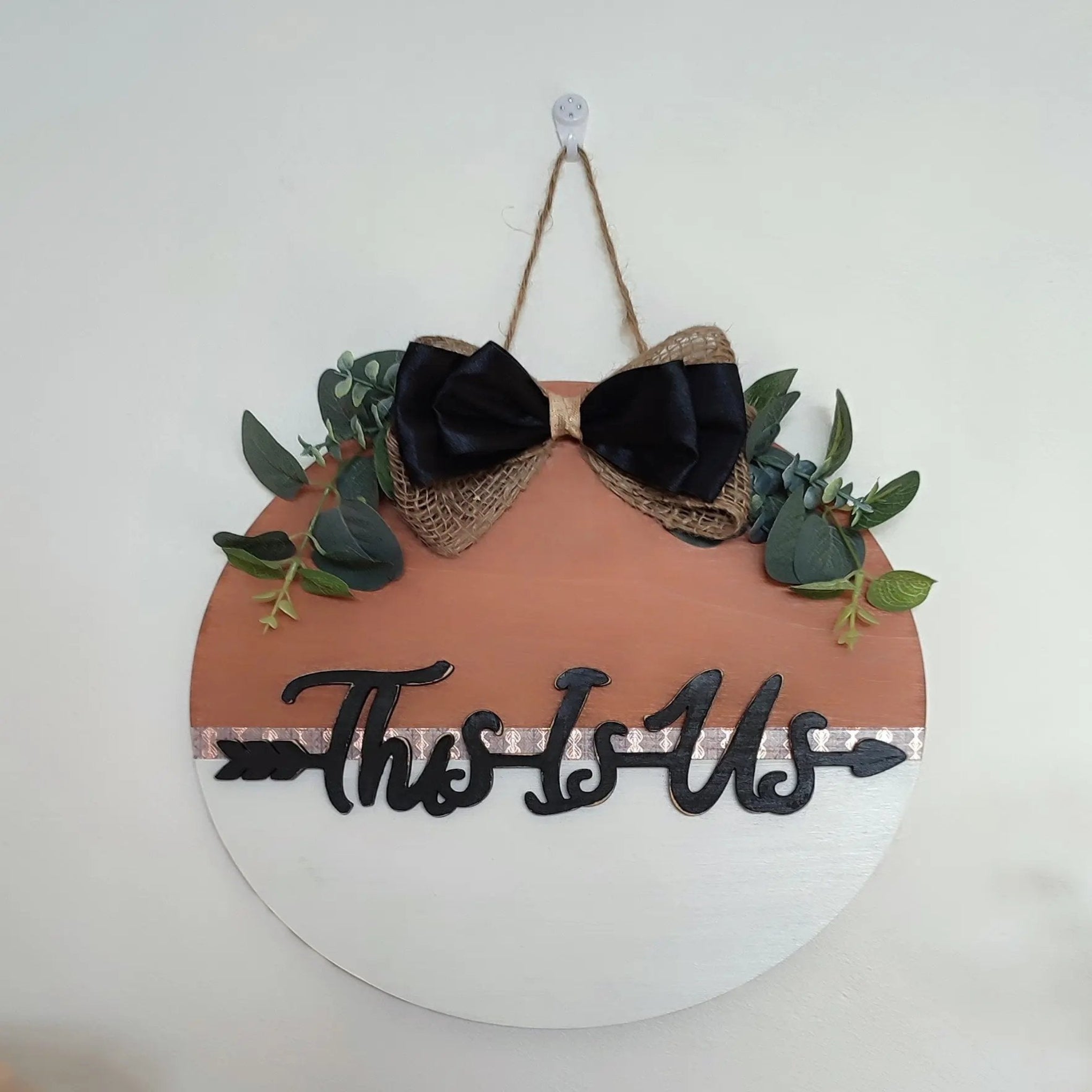 Décoration murale This Is Us en bois avec feuillage naturel et nœud jute-satin – Nos p’tits Bonheurs