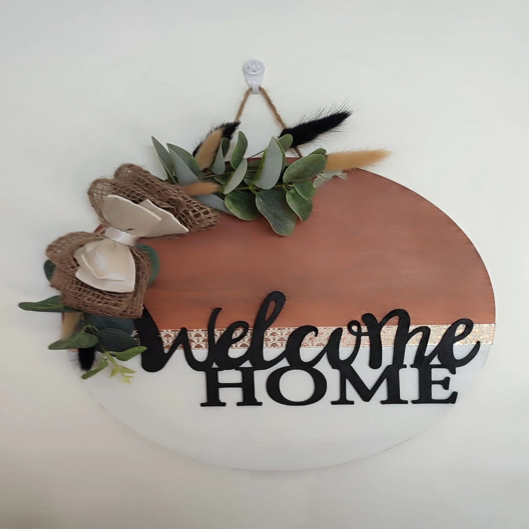 Décoration murale Welcome Home en bois avec feuillage naturel et nœud en jute – artisanat Nos p’tits Bonheurs