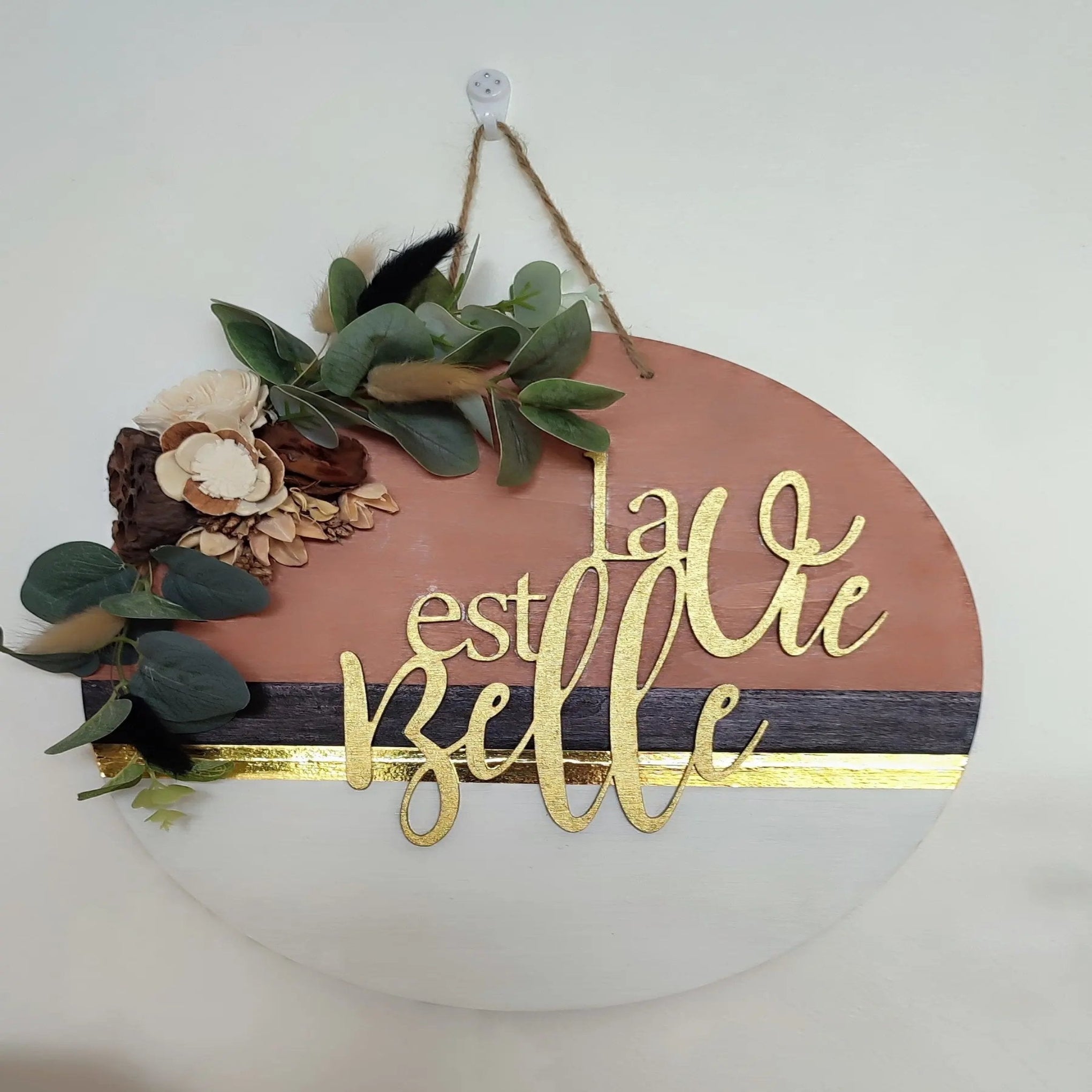 Panneau décoratif en bois “La vie est belle” avec feuillage et fleurs naturelles – Nos p’tits Bonheurs