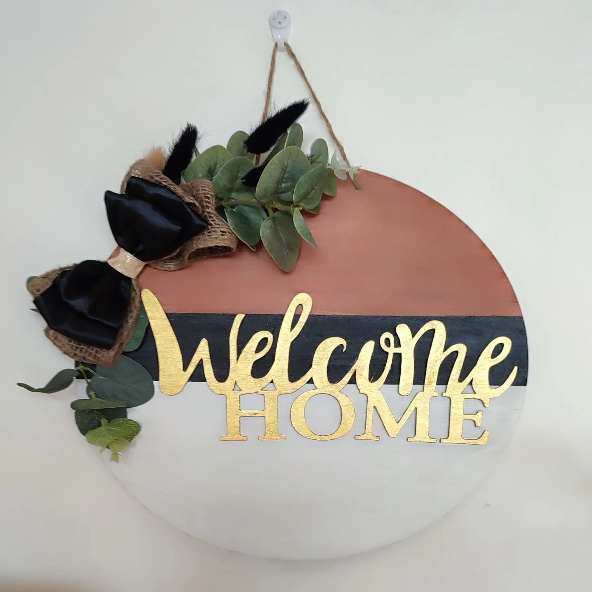 Panneau décoratif en bois “Welcome Home” avec feuillage et nœud noir – Nos p’tits Bonheurs