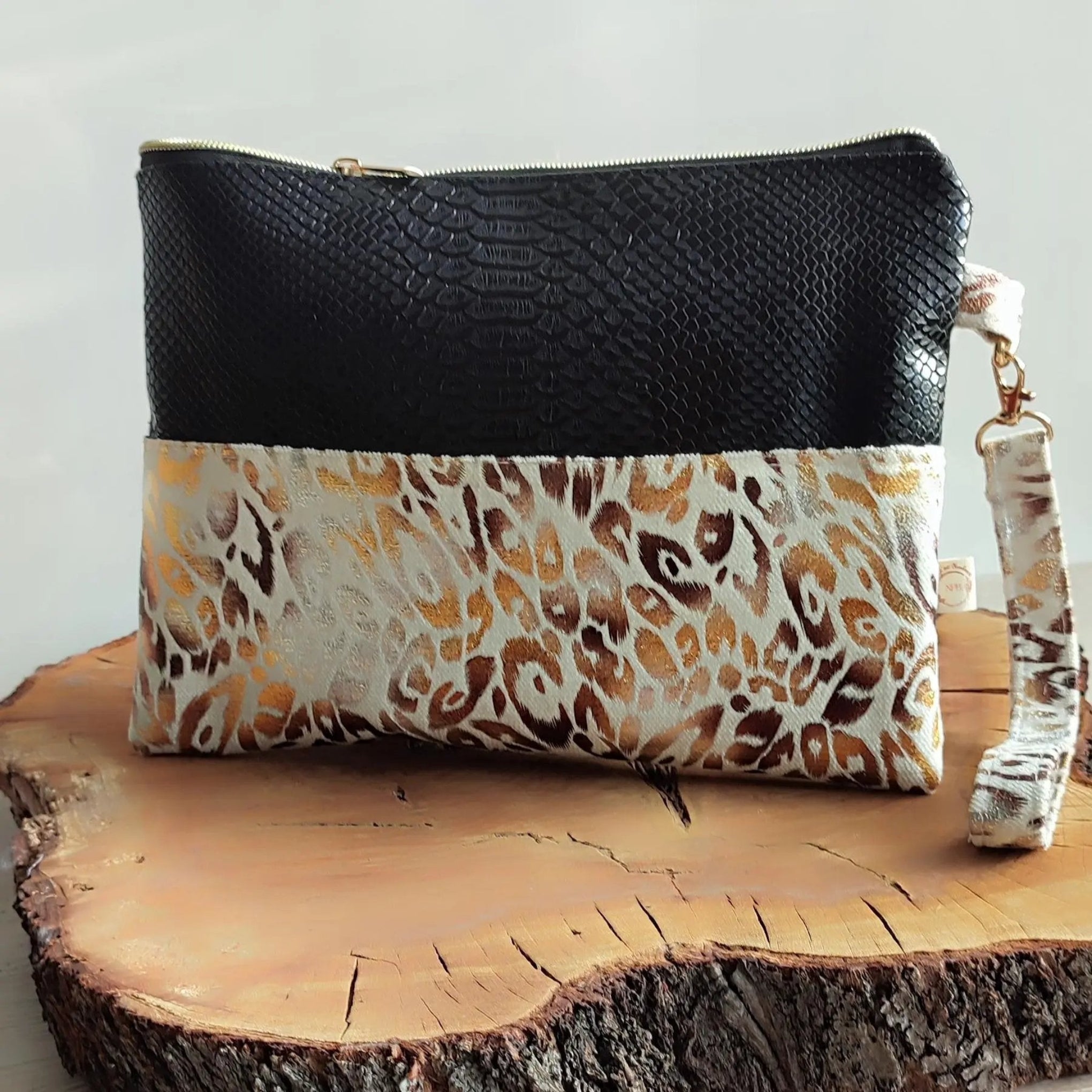 Pochette élégante artisanale en simili noir et tissu léopard doré – Nos p’tits Bonheurs