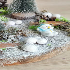 Scène décorative de Noël avec sapins enneigés, bonhomme de neige et décor étoilé – Nos p’tits Bonheurs