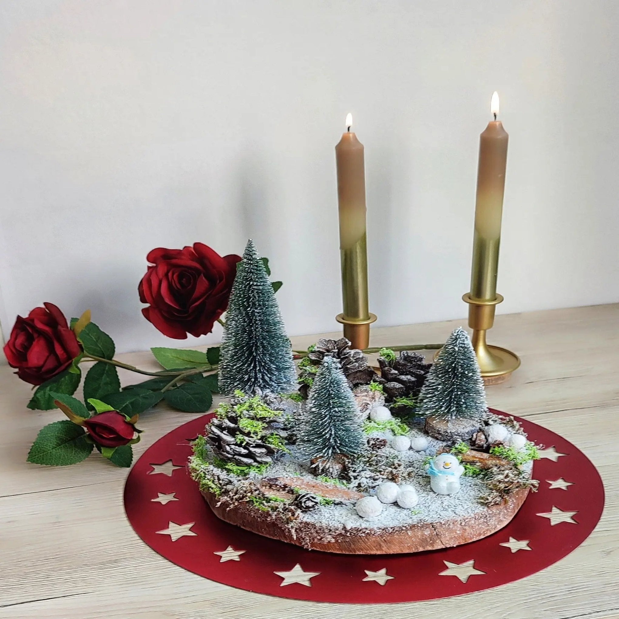 Scène décorative de Noël avec sapins enneigés, bonhomme de neige et décor étoilé – Nos p’tits Bonheurs