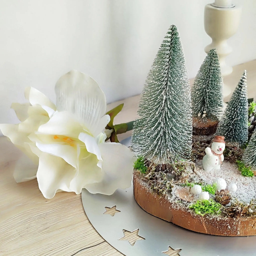 Scène décorative de Noël – Forêt enneigée et bonhomme de neige Nos p'tits Bonheurs