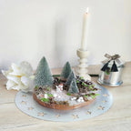 Scène décorative de Noël artisanale avec sapins enneigés et bonhomme de neige – Nos p’tits Bonheurs